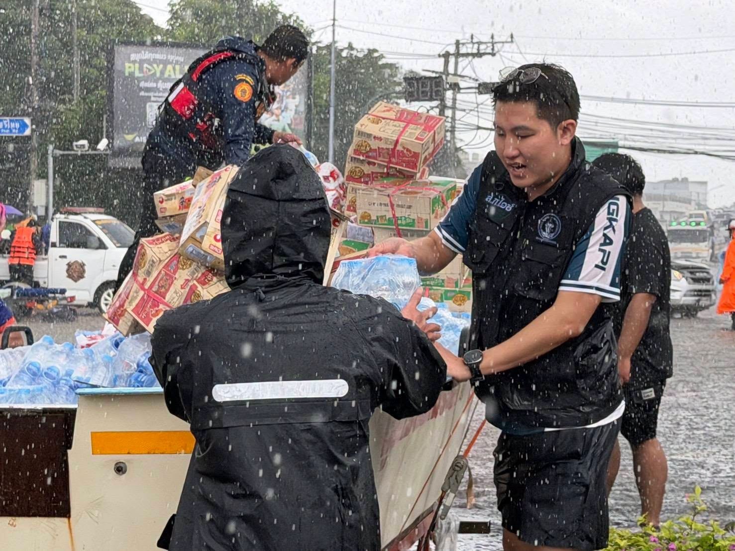 “สก.ไอซ์–พงศกร รัตนเรืองวัฒนา” ลุยช่วยน้ำท่วมบางกะปิ ย้ำแม้ไปไม่ถึงทุกจุดทันที แต่จะไม่หยุดทำงานจนสถานการณ์คลี่คลาย