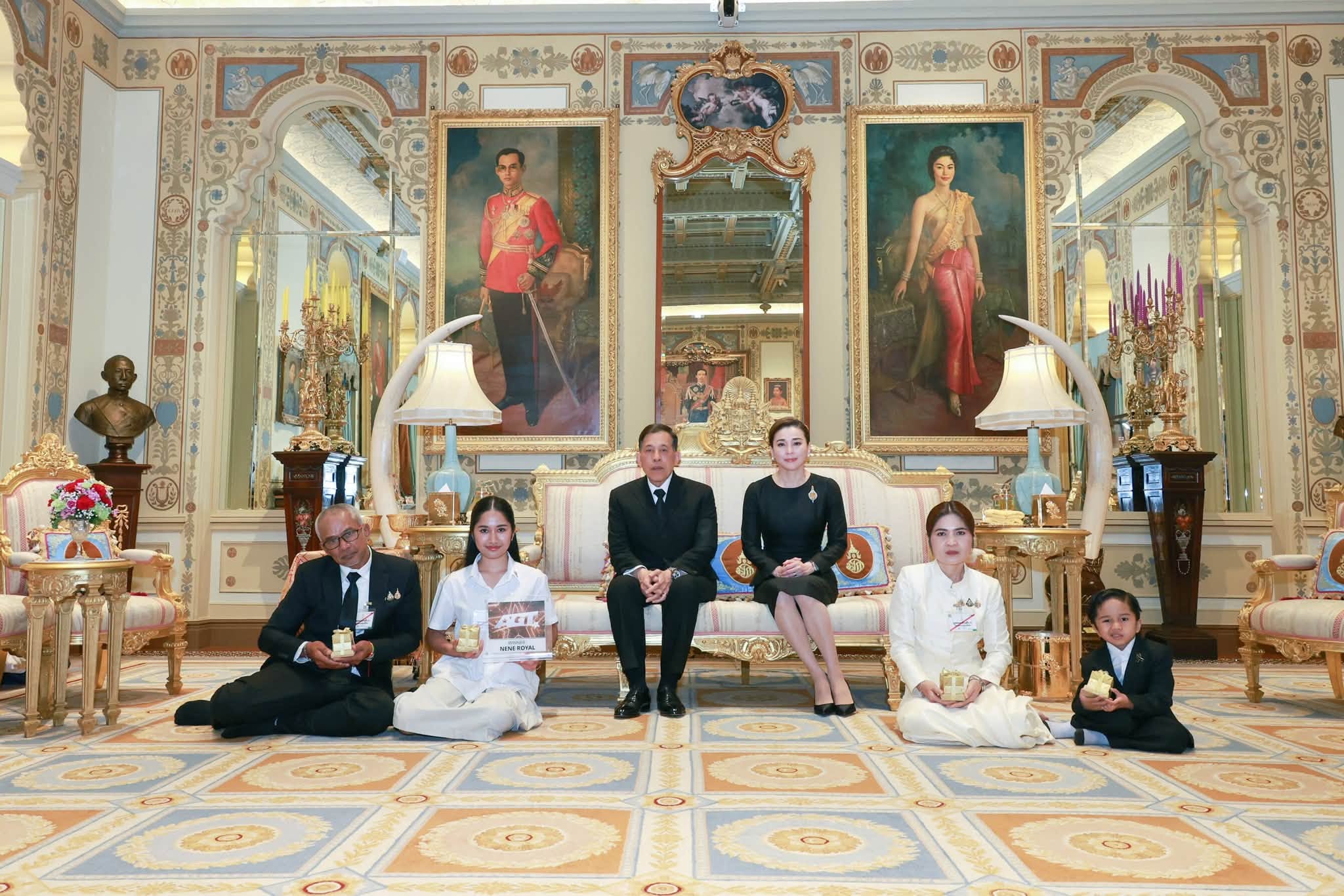 พระบาทสมเด็จพระเจ้าอยู่หัว และสมเด็จพระนางเจ้า ฯ พระบรมราชินี พระราชทานพระบรมราชวโรกาสให้ ผู้ชนะเลิศการแข่งขันรายการ “อเมริกาส์ ก็อต ทาเลนต์ ๒๐๒๖” (America’s Got Talent 2026) พร้อมครอบครัว เฝ้าทูลละอองธุลีพระบาทฯ