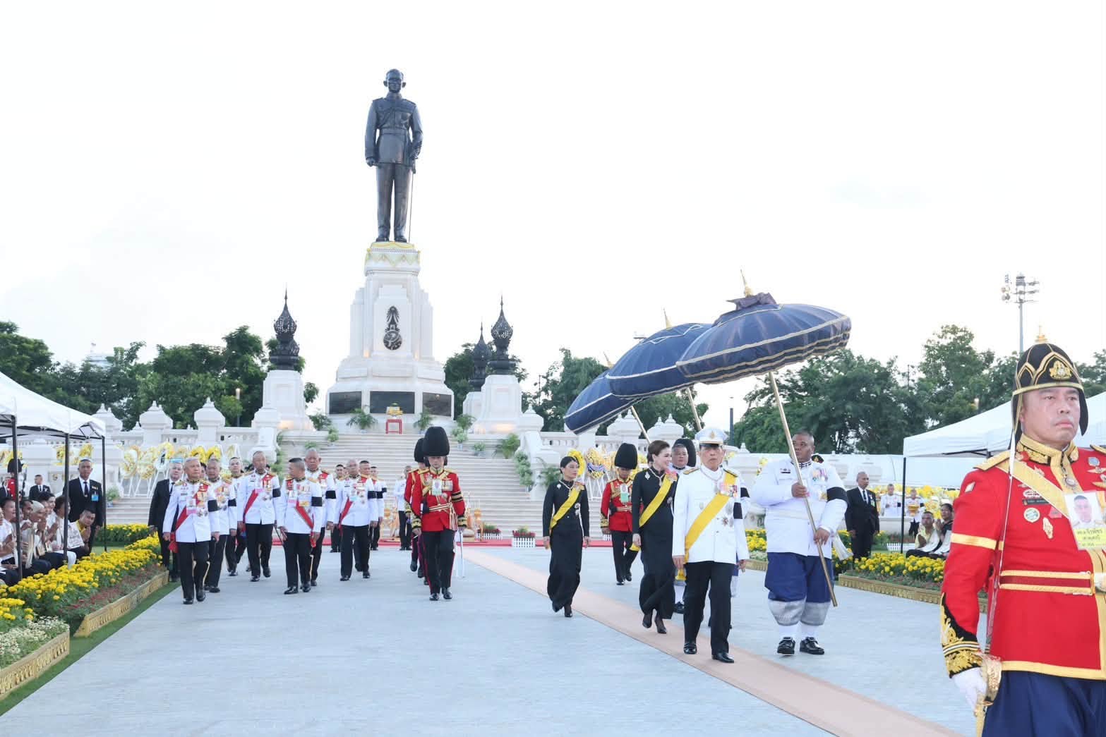 พระบาทสมเด็จพระเจ้าอยู่หัว และสมเด็จพระนางเจ้า ฯ พระบรมราชินี เสด็จฯไปทรงวางพวงมาลาถวายราชสักการะพระบรมราชานุสาวรีย์พระบาทสมเด็จพระบรมชนกาธิเบศรฯ เนื่องในวันนวมินทรมหาราช