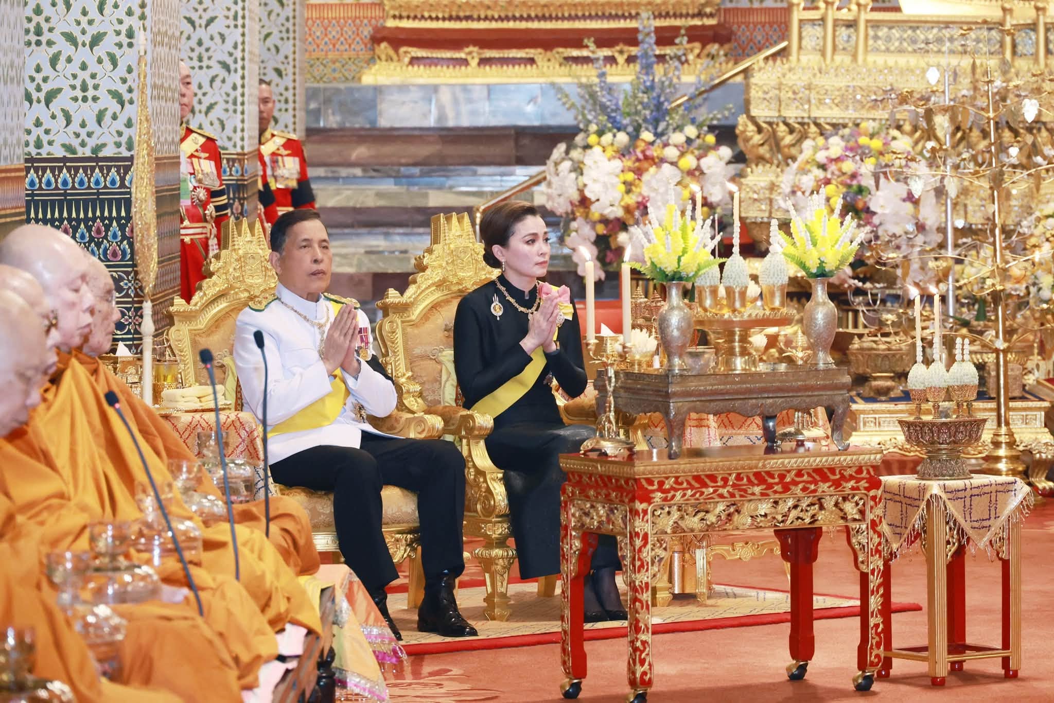 พระบาทสมเด็จพระเจ้าอยู่หัว และสมเด็จพระนางเจ้า ฯ พระบรมราชินี เสด็จพระราชดำเนินไปในการพระราชพิธีทรงบำเพ็ญพระราชกุศลวันนวมินทรมหาราช พุทธศักราช ๒๕๖๙ ณ พระที่นั่งอมรินทรวินิจฉัย พระบรมมหาราชวัง