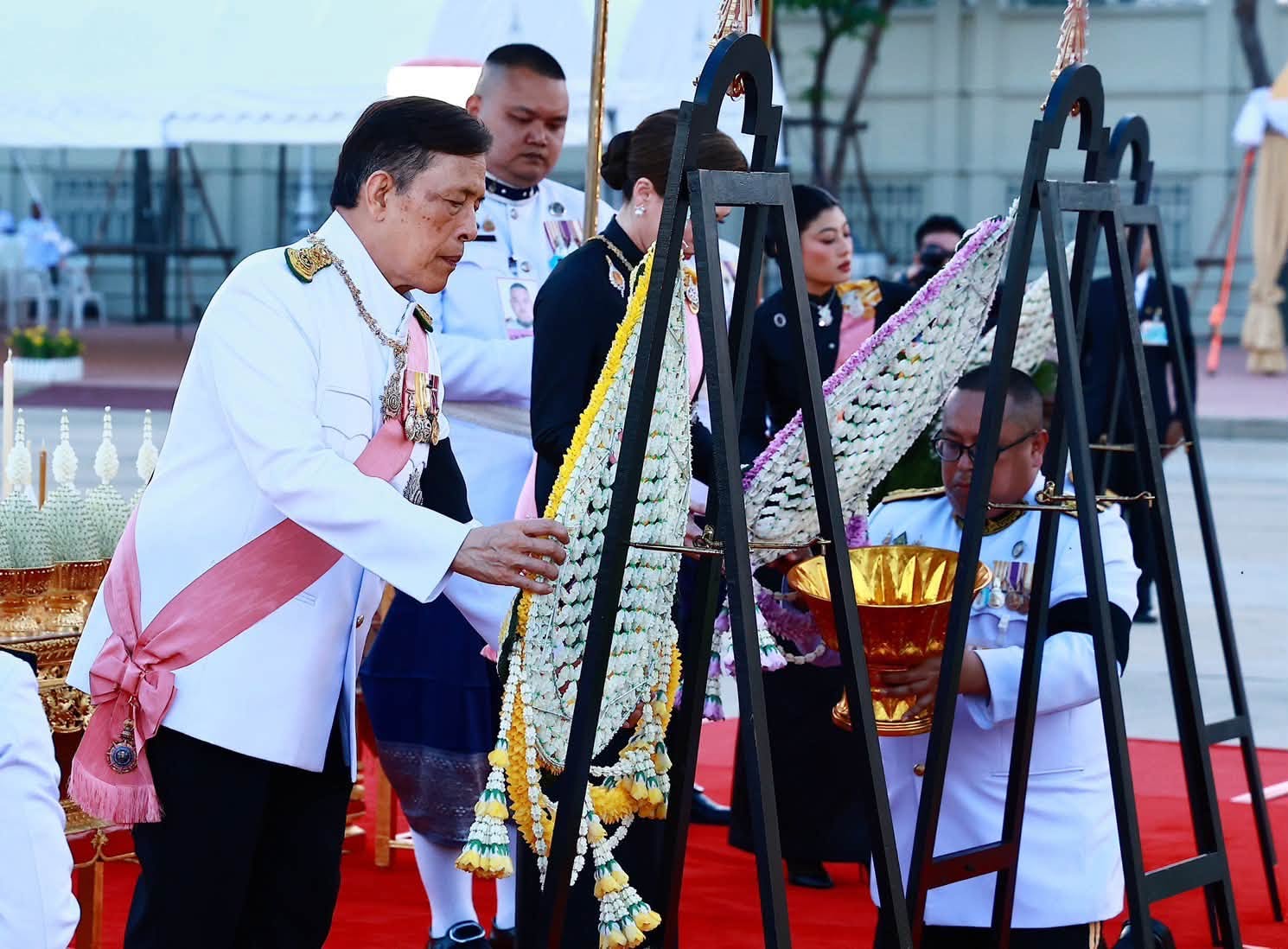 พระบาทสมเด็จพระเจ้าอยู่หัว และสมเด็จพระนางเจ้า ฯ พระบรมราชินี เสด็จพระราชดำเนินโดยรถยนต์พระที่นั่ง จากพระที่นั่งอัมพรสถาน พระราชวังดุสิต ไปทรงวางพวงมาลา ณ พระบรมราชานุสรณ์พระบาทสมเด็จพระจุลจอมเกล้าเจ้าอยู่หัว พระลานพระราชวังดุสิต