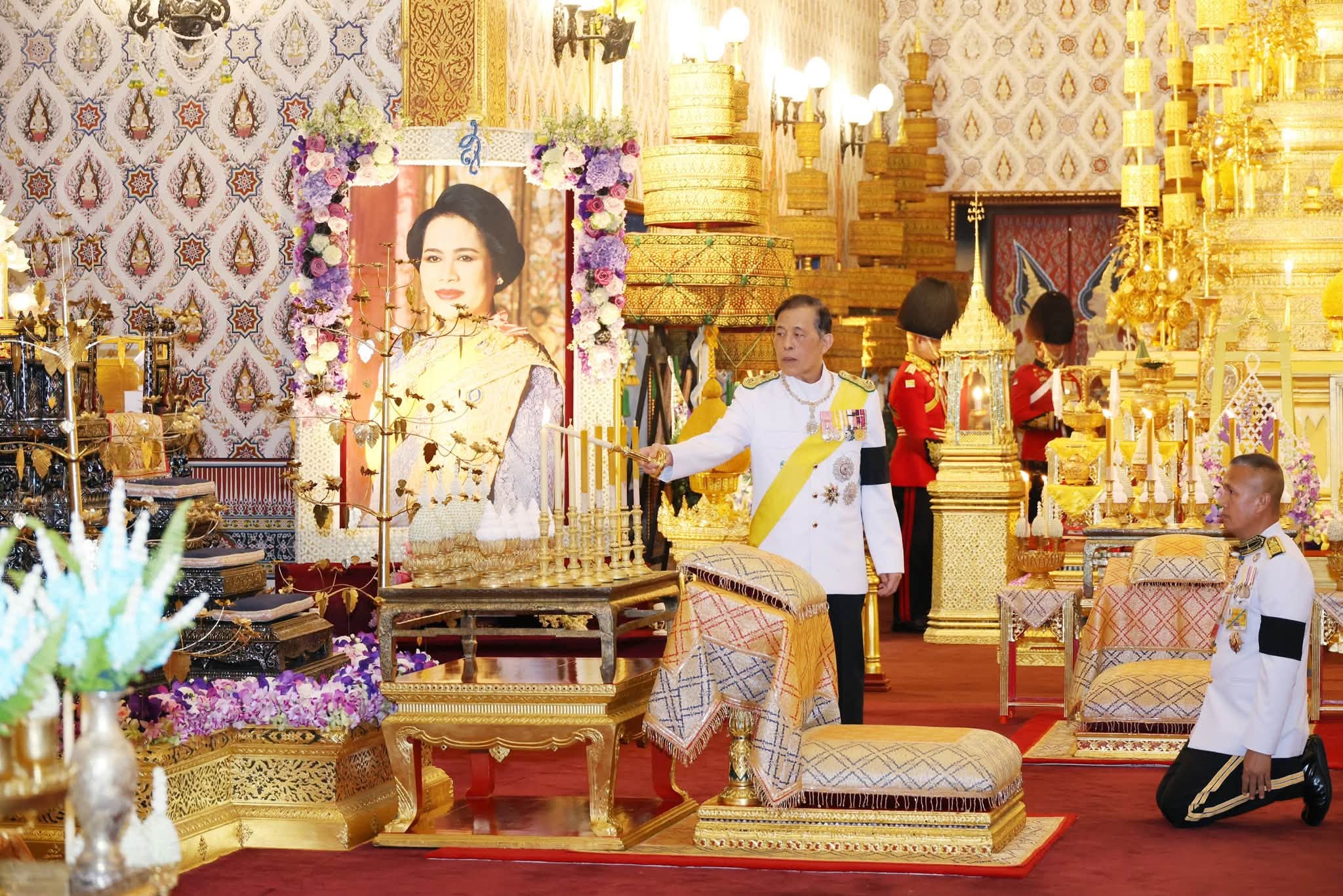 พระบาทสมเด็จพระเจ้าอยู่หัว และสมเด็จพระนางเจ้า ฯ พระบรมราชินีเสด็จพระราชดำเนินไปในการพระราชพิธีทรงบำเพ็ญพระราชกุศลครบรอบ ๑ ปี วันสวรรคต สมเด็จพระนางเจ้าสิริกิติ์ พระบรมราชินีนาถ พระบรมราชชนนีพันปีหลวง ณ พระที่นั่งดุสิตมหาปราสาท  พระบรมมหาราชวัง
