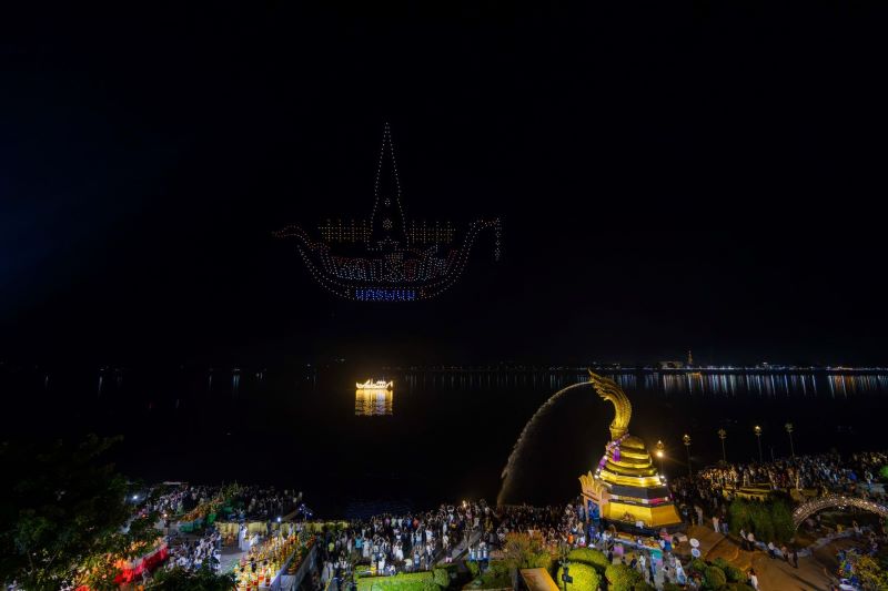 ฟ้าสะเทือน–โขงสะท้าน! “โขงอเมซิ่ง” โชว์เรือไฟ 40 เมตร ผสานโดรน 800 ลำ ปลุกมนตร์เสน่ห์นครพนม